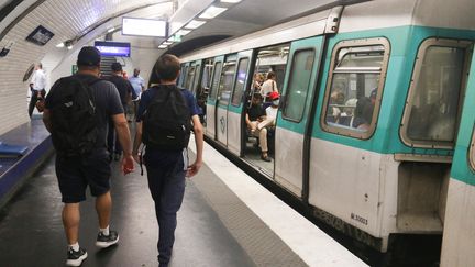 La ligne 8 du métro à la station Invalides, à Paris, le 1er juillet 2025. (QUENTIN DE GROEVE / HANS LUCAS / AFP)