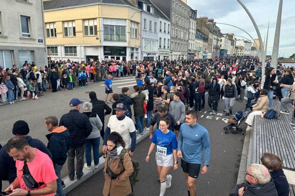 C’est une véritable marée humaine sur le quai Alexandre-III, à dix minutes de la Populaire !