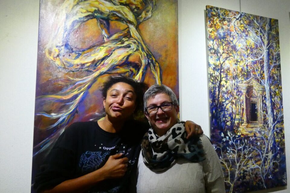 Les artistes devant les toiles de Mélaine (clownerie voulue)