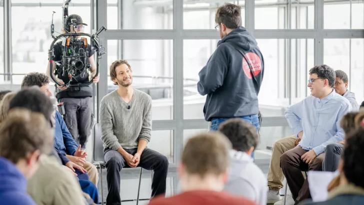  Pierre Niney était l’invité des « Rencontres du Papotin » diffusé ce samedi 22 novembre à 20 h 30 sur France 2