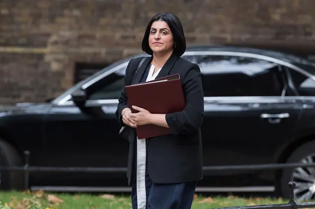 La ministre de l'Intérieur, Shabana Mahmood, arrive à Downing Street pour assister à la réunion hebdomadaire du Cabinet à Londres, au Royaume-Uni, le 28 octobre 2025. 