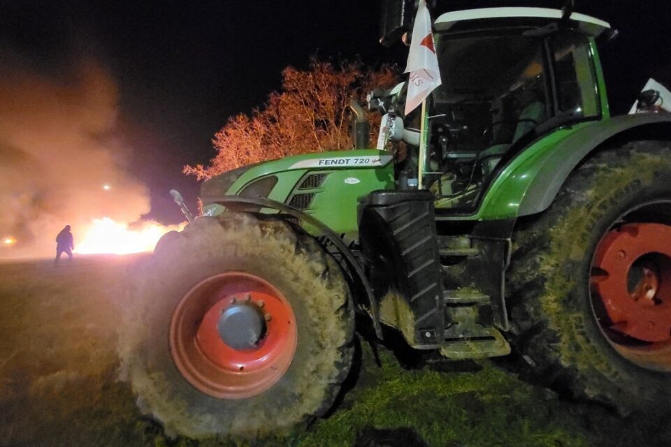 Feu de la colère agriculteurs Limay