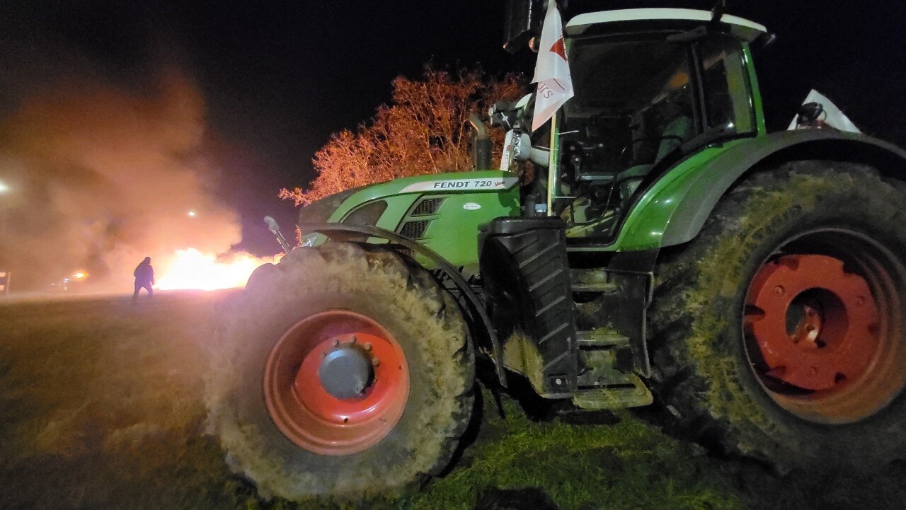 dans les Yvelines, de jeunes agriculteurs mettent le feu et ils sont soutenus