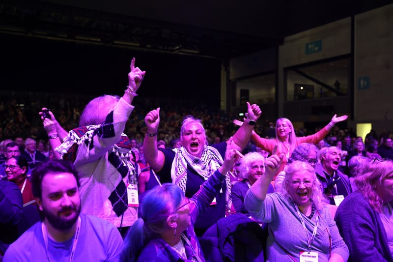 Des militants attendent le discours de Jeremy Corbyn, ancien chef du Parti travailliste et cofondateur de "Votre Parti", à Liverpool, dans le nord-ouest de l'Angleterre, le 29 novembre 2025