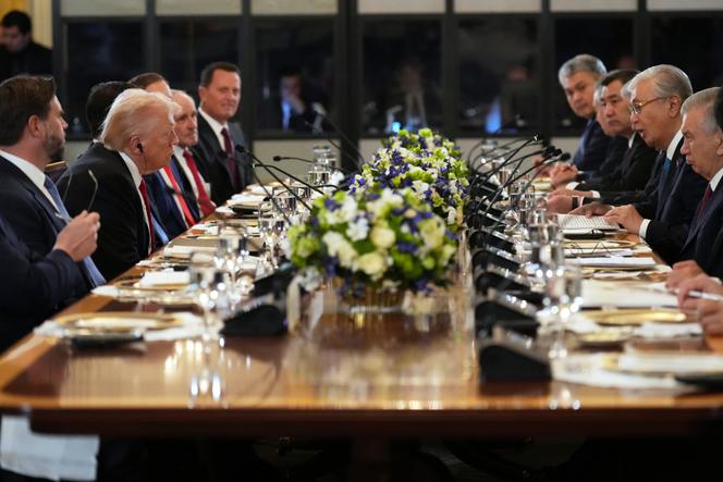 Le président américain, Donald Trump, lors d’un dîner avec des dirigeants de pays d’Asie centrale, dont le président du Kazakhstan, Kassym-Jomart Tokaïev (en face de Donald Trump), le 6 novembre 2025, à la Maison Blanche, à Washington.