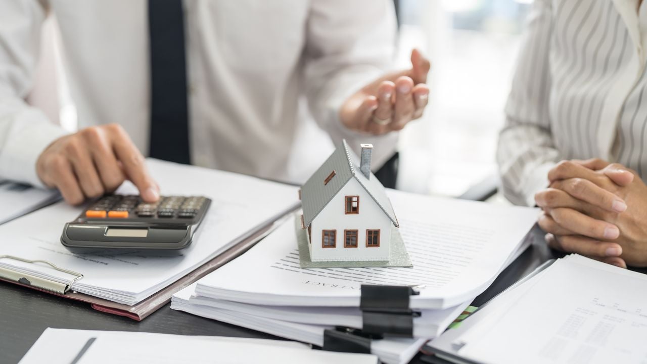 Des dossiers sur une table