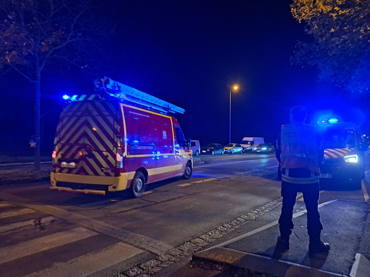 une voiture percute un piéton rue de Châteaugiron, les pompiers sur place