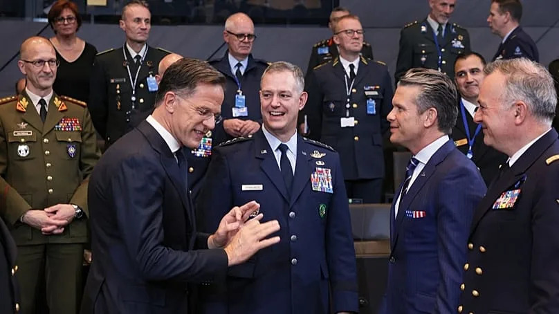 Le secrétaire américain à la Défense Hegseth s'entretient avec le secrétaire général de l'OTAN Rutte et le SACEUR Grynkewich lors d'une réunion du Conseil de l'Atlantique Nord à Bruxelles, 15 oct. 2025