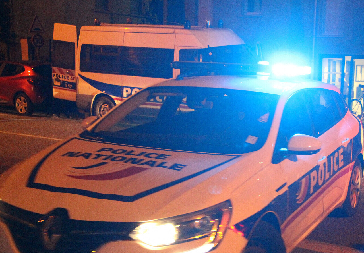 en pleine rue, une femme gravement blessée après avoir reçu un équipement de sport sur la tête