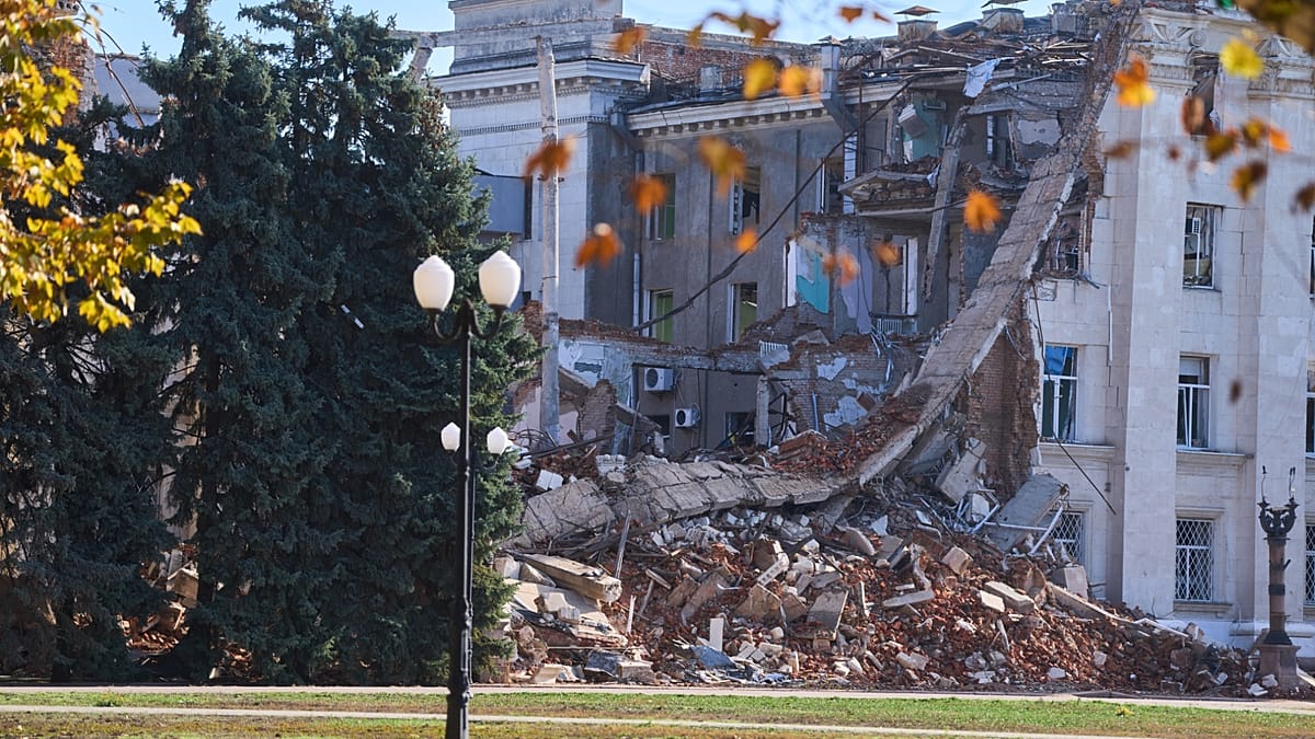 Trois ans après sa libération, la ville de Kherson vit toujours sous une menace russe permanente