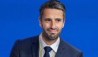 Gironde : Tony Estanguet dédicace son livre "par amour du sport" à Bordeaux
