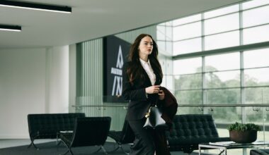 Critique cinéma : "Bugonia" de Yórgos Lánthimos, un huis clos de séquestration techniquement superbe