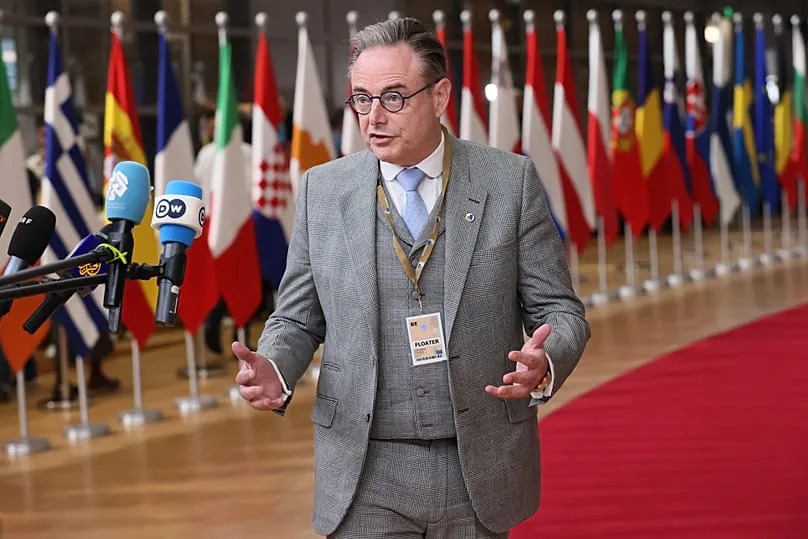 Le Premier ministre belge, Bart De Wever, s'adresse aux médias à son arrivée au sommet européen qui se tient au Conseil européen à Bruxelles, le jeudi 23 octobre 2025