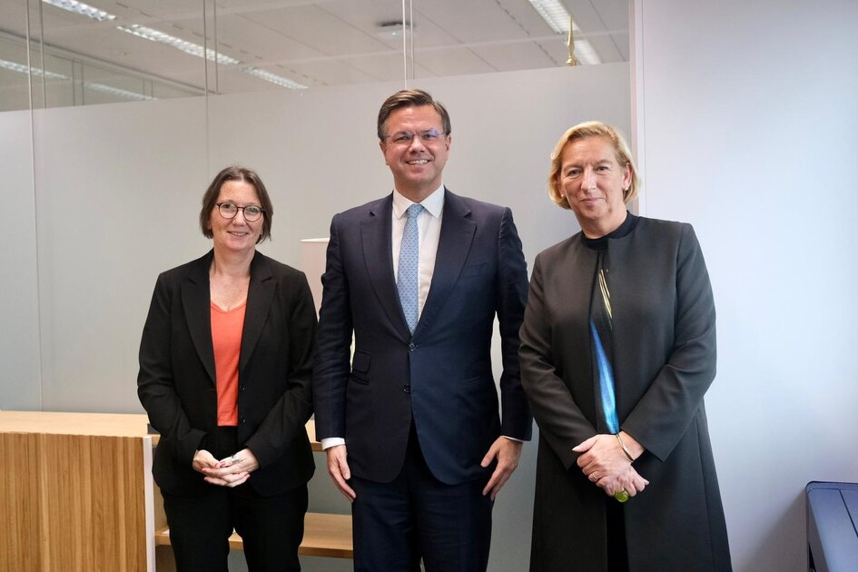 Entretien des Ambassadrices de France et d'Allemagne avec Monsieur Gonçalo Matias, ministre en charge de la réforme de l'Etat. - © Gabinete do Ministro Adjunto e da Reforma do Estado Entretien des Ambassadrices de France et d'Allemagne avec Monsieur Gonçalo Matias, ministre en charge de la réforme de l'Etat. - JPEG
