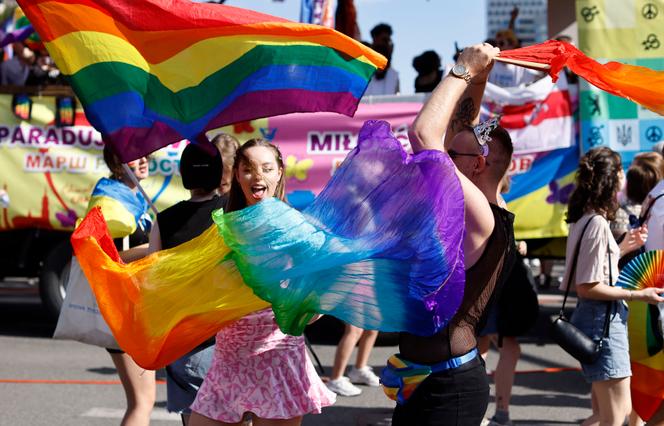 Des participants à la parade WarsawPride et KyivPride à Varsovie, en Pologne, le 25 juin 2022. 
