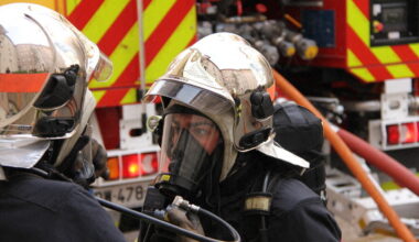 Saint-Étienne. Un important panache de fumée visible dans le ciel, gros dispositif déployé