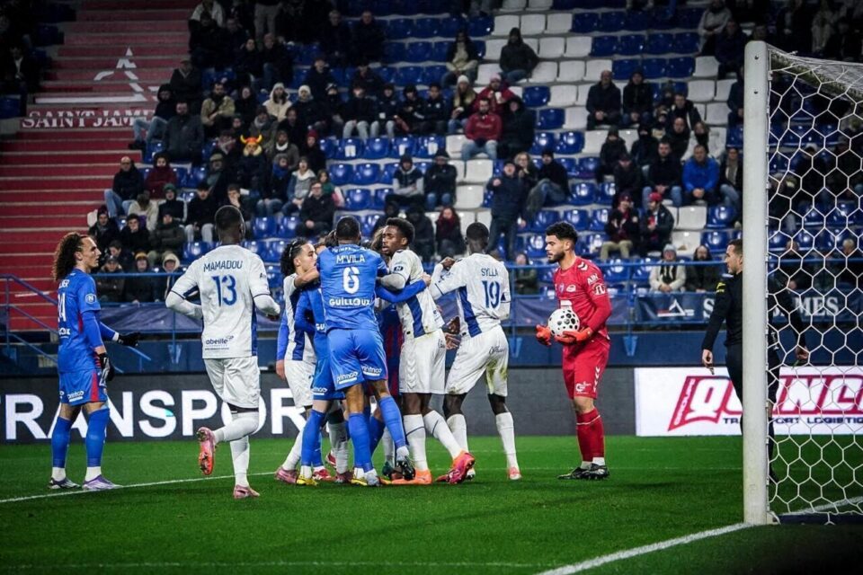 Petite nervosité dans la surface burgienne.