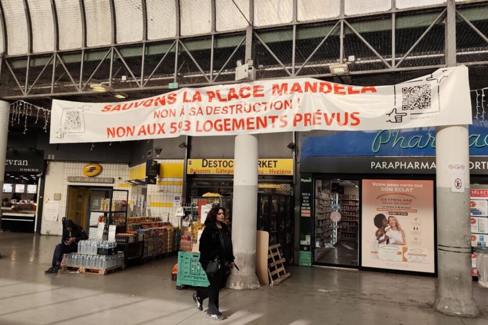 La banderole installée au sein de la halle par des commerçants et des propriétaires.