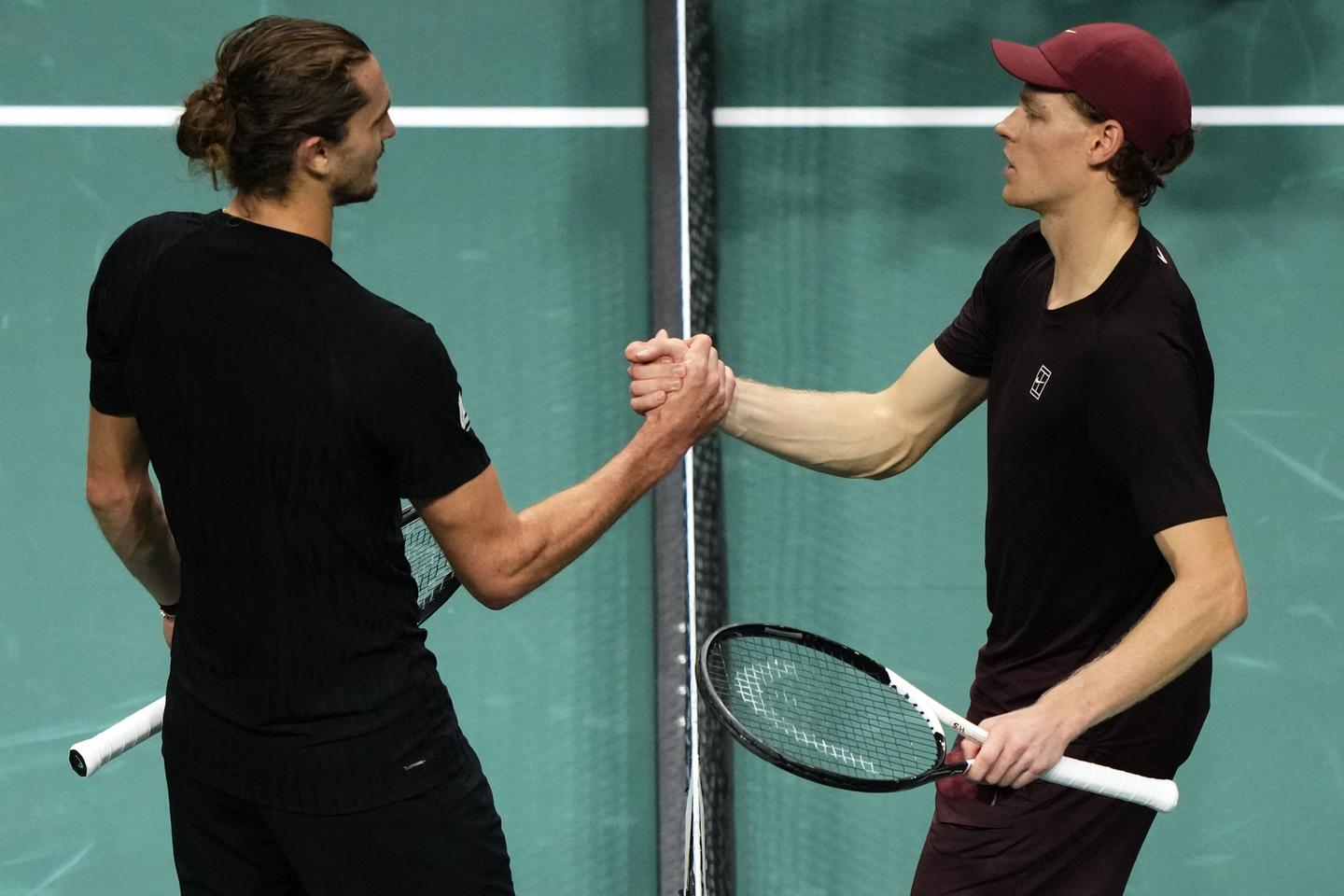 Alexander Zverev renvoyé à ses doutes par Jannik Sinner, en demi-finales du Masters 1000 de Paris