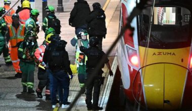 Attaque au couteau au Royaume-Uni : deux individus arrêtés, police antiterroriste, dix blessés… Ce que l’on sait après le chaos à bord d’un train