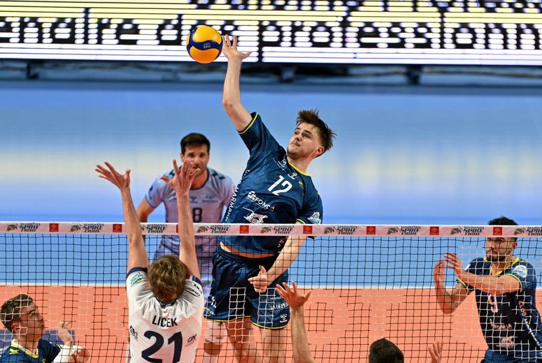 Duthoit (10 points) au-dessus de la mêlée.