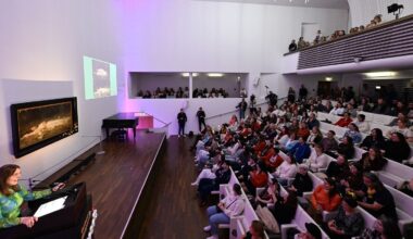 En Allemagne, des fans de Taylor Swift chantent devant un tableau censé l'avoir inspirée pour sa chanson "The Fate of Ophelia"