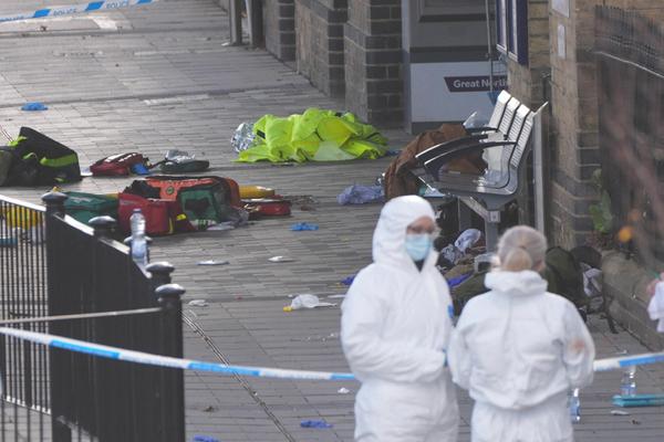 Des enquêteurs de la police scientifique à la gare de Huntingdon, dans le Cambridgeshire, après une attaque au couteau survenue à bord d’un train samedi. Deux personnes ont été arrêtées, selon la police des transports britanniques.