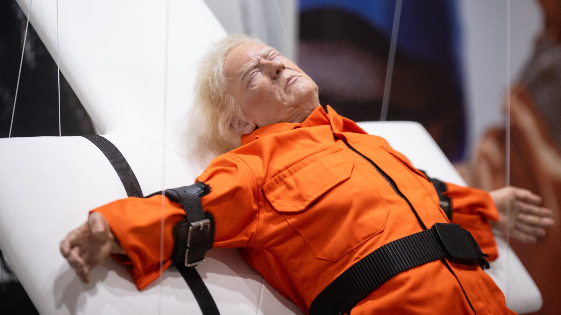 À Bâle, cette statue de Donald Trump sanglé sur une croix est troublante de réalisme