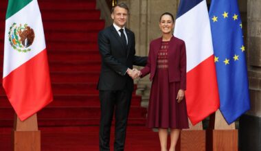 quels sont ces deux manuscrits anciens réclamés par le pays à Emmanuel Macron