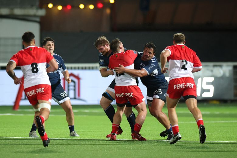 Madigan plaquant haut Laborde.