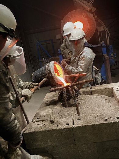 Le bronze en fusion est coulé dans le moule, aboutissement de plusieurs mois de travail.