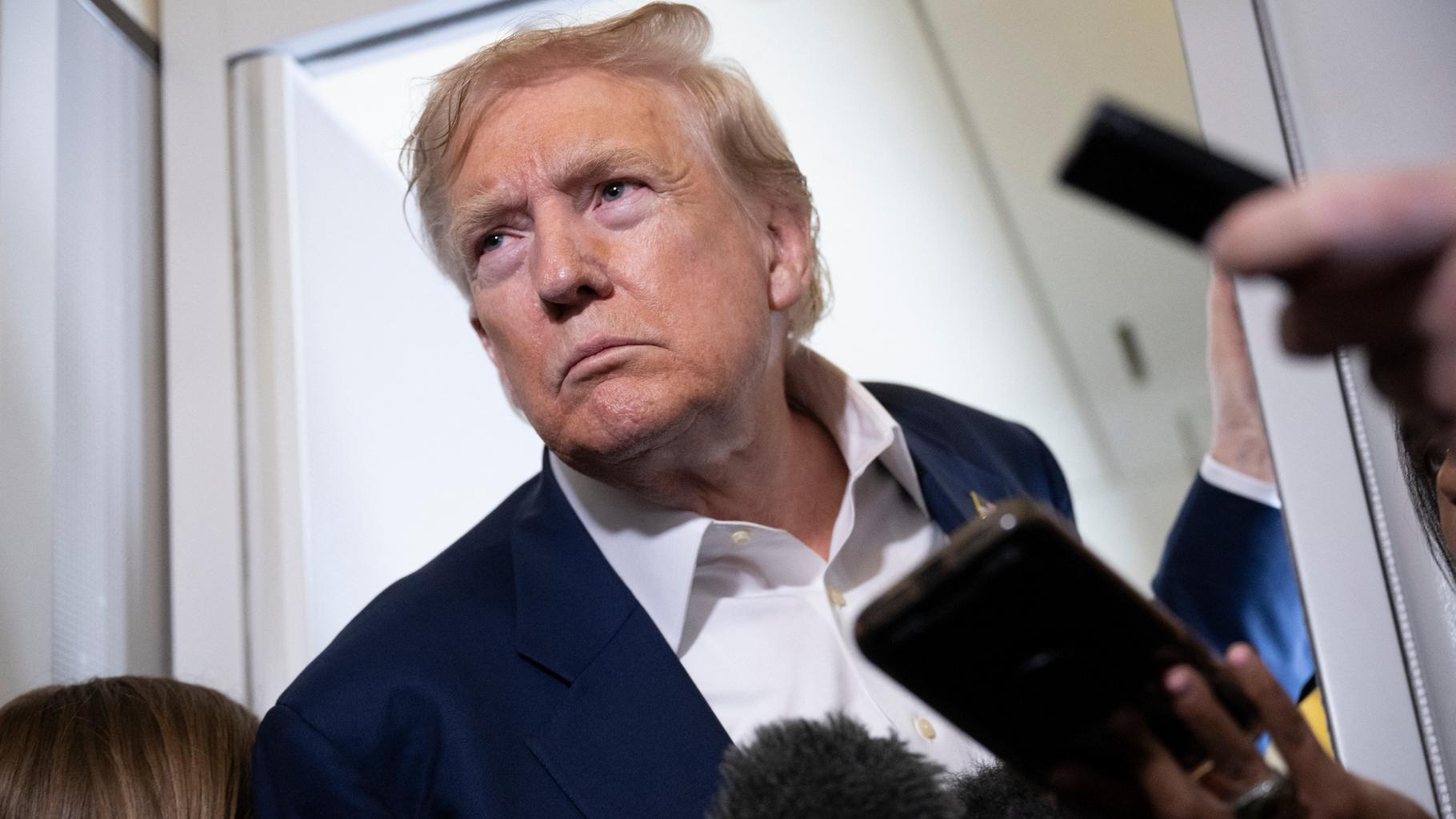 Trump continue d’« inonder de merde » la presse et, un an après son élection, ça marche toujours