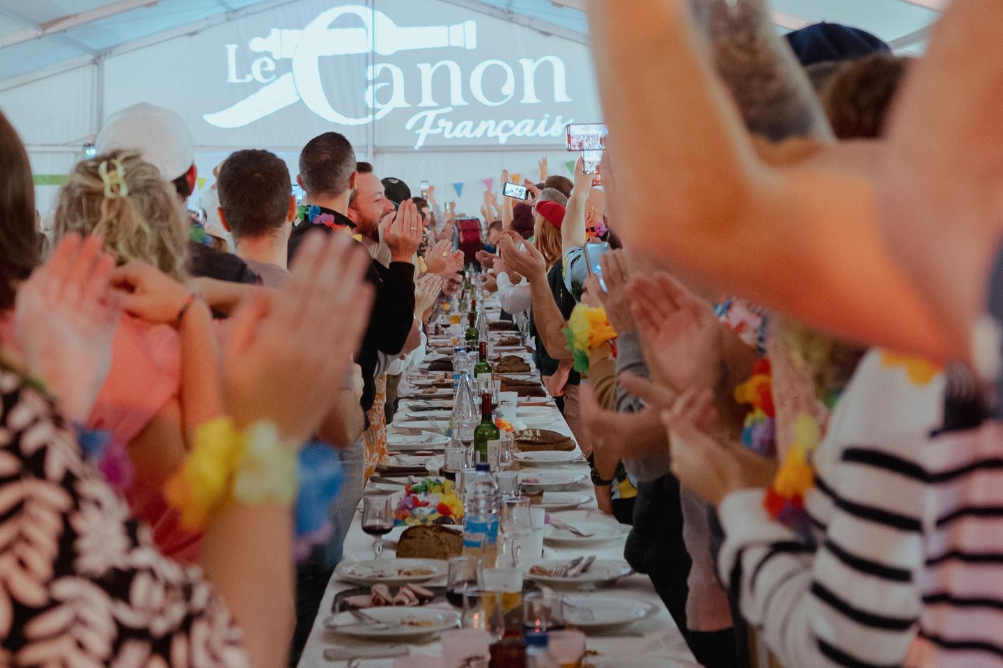 Les banquets géants du Canon français, « la promesse d’un entre-soi rassurant, avec le divertissement en prime »