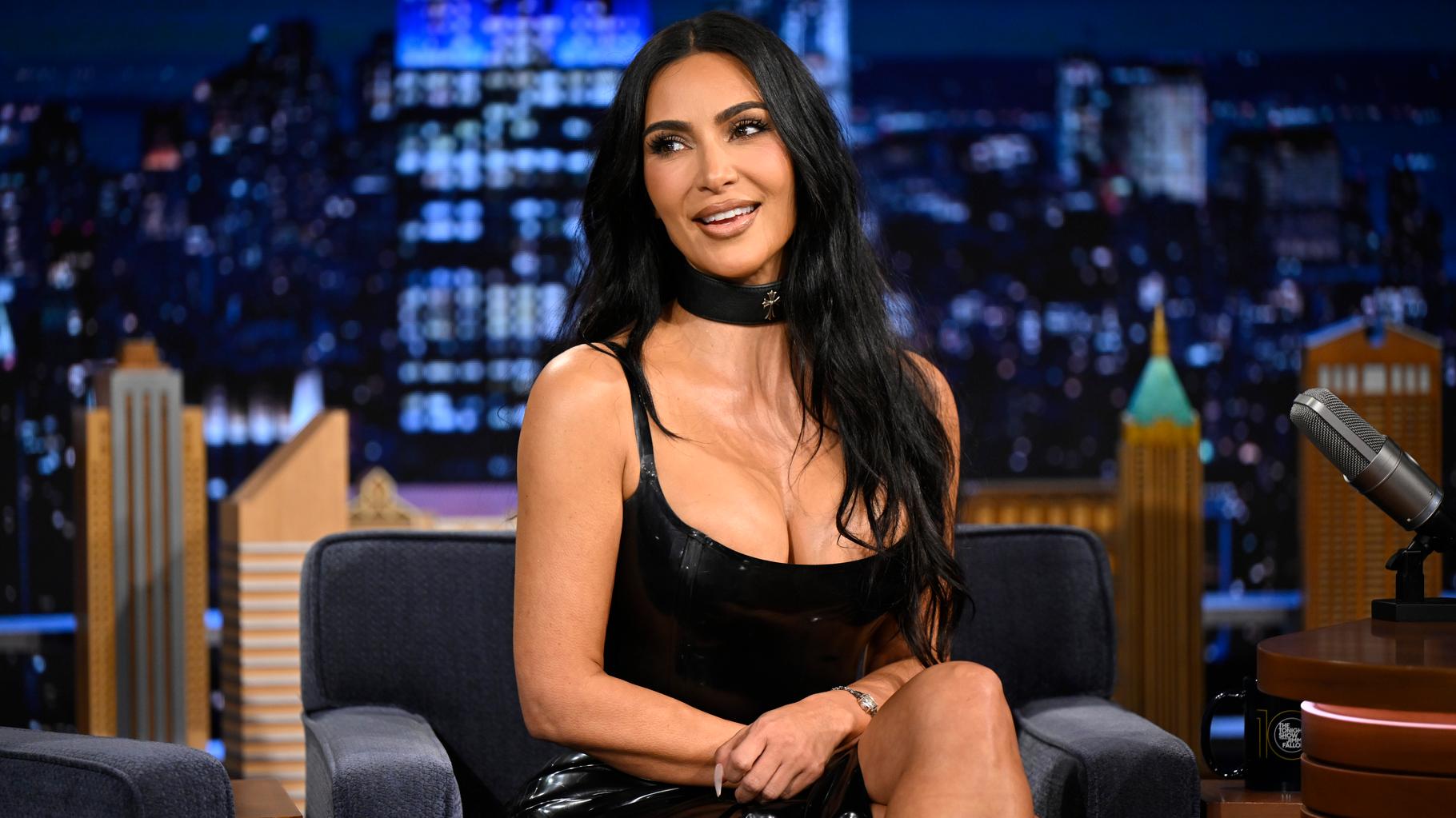 Kim Kardashian tourne en dérision les critiques désastreuses sur la série « All’s Fair »
