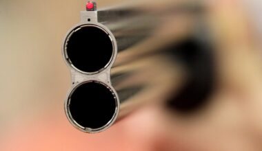 Un homme ivre débarque à la soirée avec un fusil et menace plusieurs personnes : un jeune rugbyman le désarme et empêche un drame