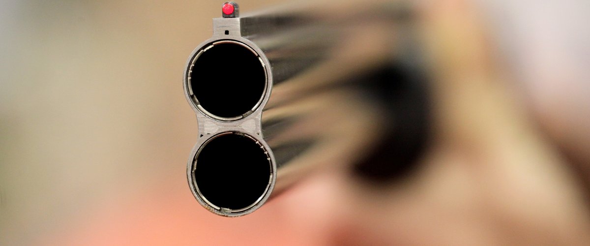 Un homme ivre débarque à la soirée avec un fusil et menace plusieurs personnes : un jeune rugbyman le désarme et empêche un drame