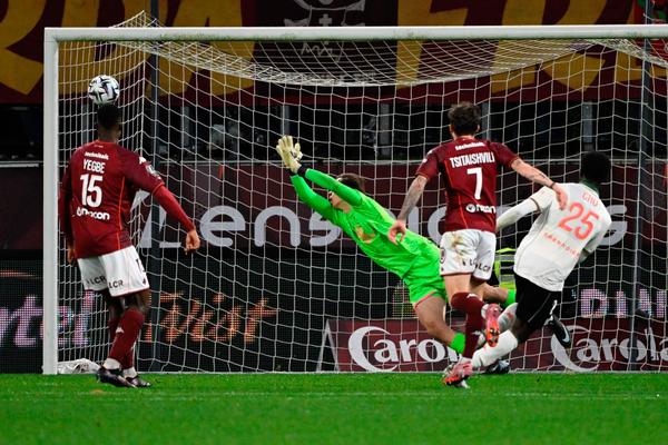 35e minute : Cho enroule une frappe du gauche et ouvre le score pour Nice. La suite sera moins rose... 