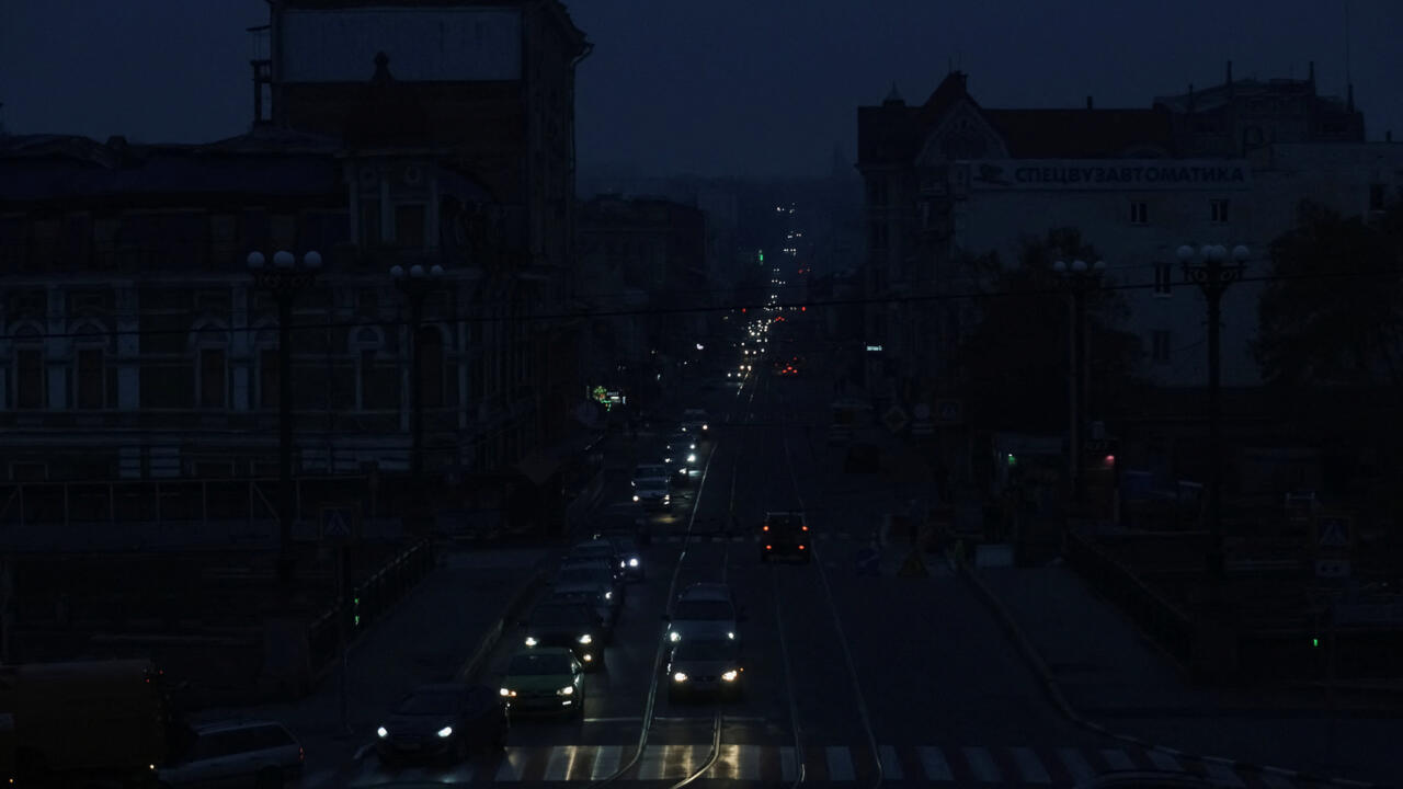 Ukraine: à Kharkiv, la vie au rythme des coupures de courant dues aux frappes russes