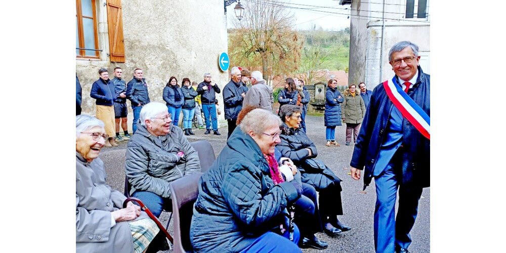 Viterne. C'est devant le monument aux morts que tous se sont recueillis en se souvenant de leurs disparus lors de la première guerre mondiale et des guerres suivantes. EN 1920, la paix revenue, le bleuet est devenue la fleur des soldats. Pour parfaire cette cérémonie, rien ne fut oublié, des chaises avaient été installées pour les anciens, les enfants à partir du CP ont chanté la Marseillaise et un ancien combattant était accompagné d'un jeune sapeur-pompier volontaire et porteur du drapeau.