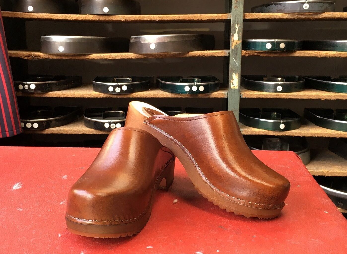 "Fabriqué en France": les sabots en cuir Rivalin de Quimper s'invitent à l'Elysée !