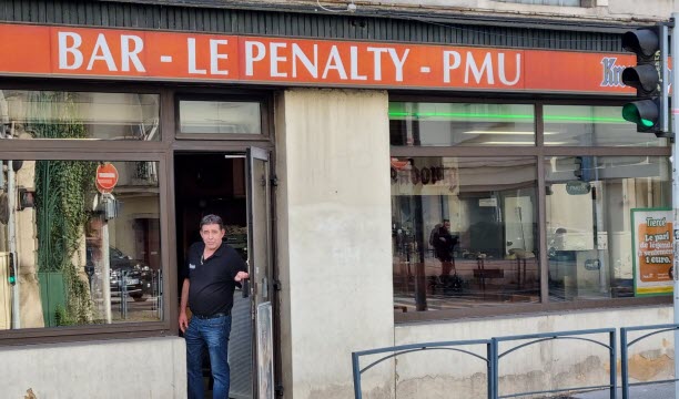 Thierry Chaput, 62 ans, a débuté au Pénalty à l’âge de 16 ans, "en donnant un coup de main à ses parents".   Photo Alain Thiesse