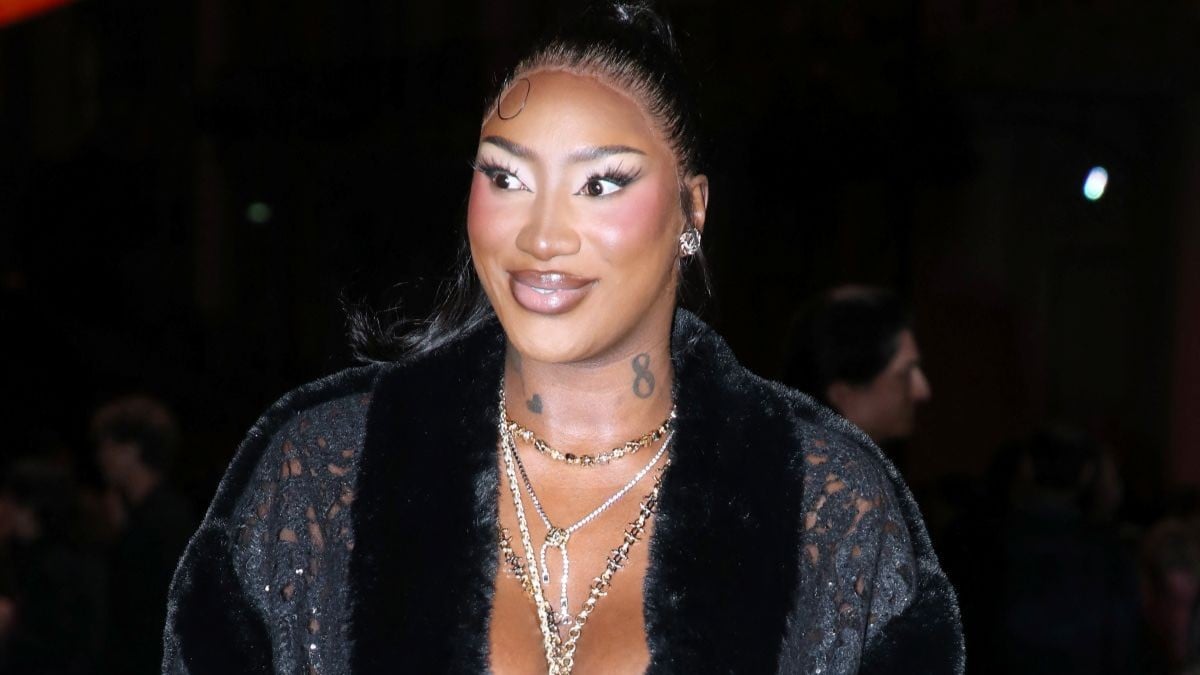 Aya Nakamura débarque dans le château et annonce u ...