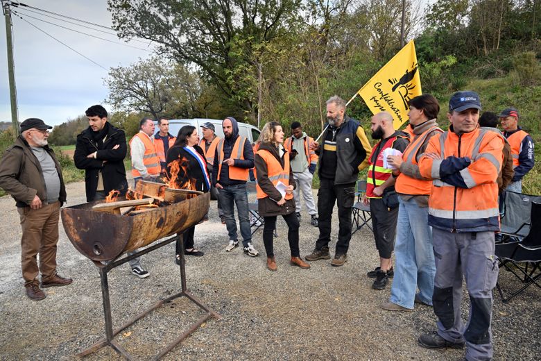 Les salariés ont reçu le soutien de la députée Karen Erodi.