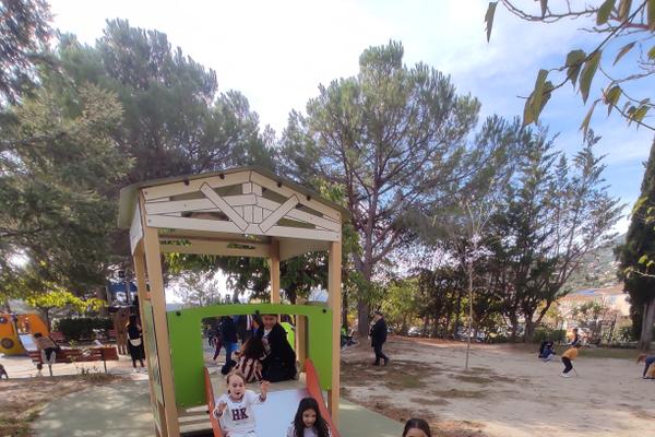 Un toboggan adapté aux enfants en situation d’handicap, dans le jardin des Lucioles à Carros, le 29 octobre 2025.