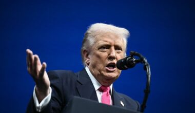 Donald Trump signe la loi pour rendre public le dossier sur l'affaire Epstein