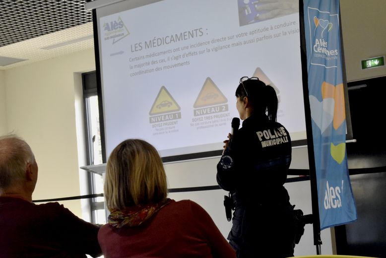 La police municipale animait deux ateliers. Celui-ci concernait les dangers comme la prise de médicaments.