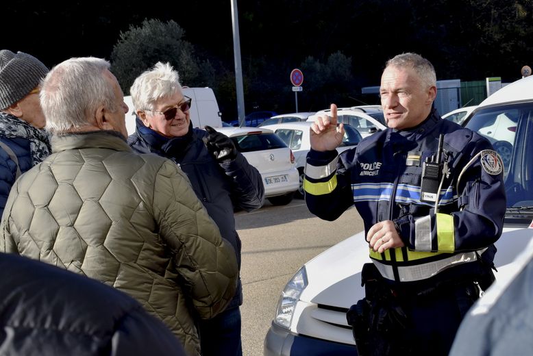 Cédric, motard de la police municipale répond aux questions des retraités.