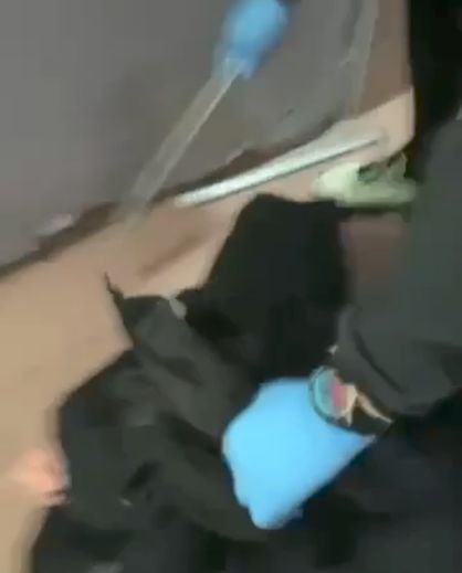 Munis d’une arme de poing et de barres de métal, les assaillants s’en sont pris à deux personnes dans un hall d’immeuble à l’île de Thau.