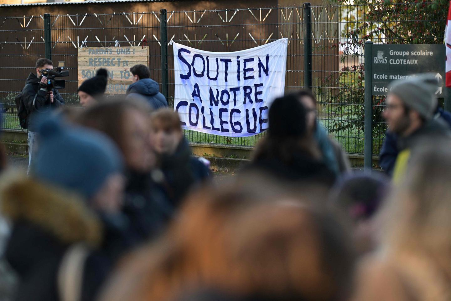 mobilisation en soutien d’un enseignant menacé par une famille refusant que leur fillette soit encadrée par un homme