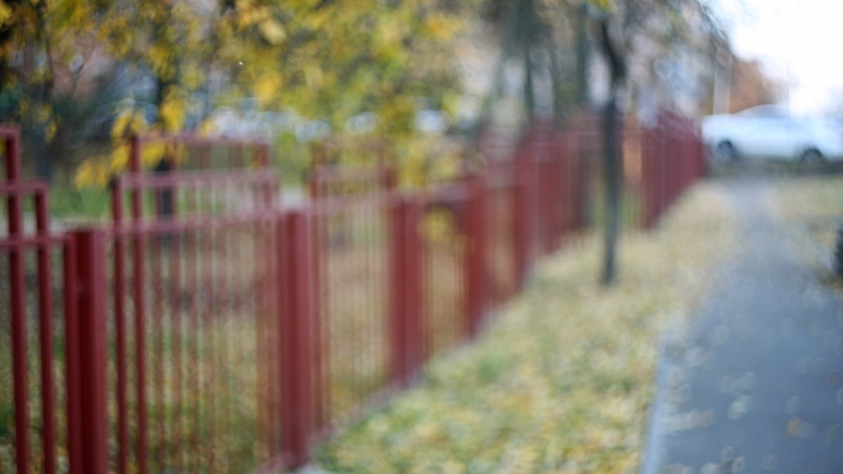 Panique dans une école maternelle : les enfants rapportent un doigt humain à leur maîtresse trouvé dans la cour de récréation